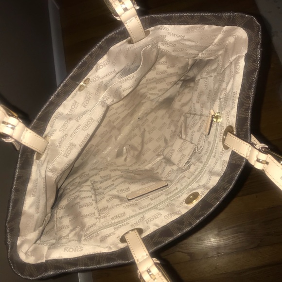 Michael Kors Oversized Bag - Picture 2 of 2